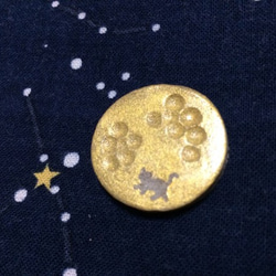 満月に猫 ブローチ(陶器)　金色(帯留,ヘアゴム金具変更有) 1枚目の画像