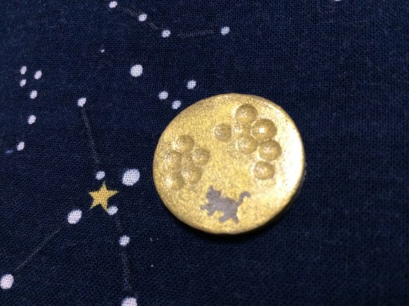 満月に猫 ブローチ(陶器)　金色(帯留,ヘアゴム金具変更有) 1枚目の画像