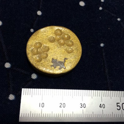 満月に猫 ブローチ(陶器)　金色(帯留,ヘアゴム金具変更有) 3枚目の画像