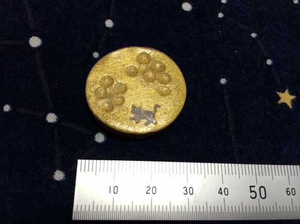 満月に猫 ブローチ(陶器)　金色(帯留,ヘアゴム金具変更有) 3枚目の画像