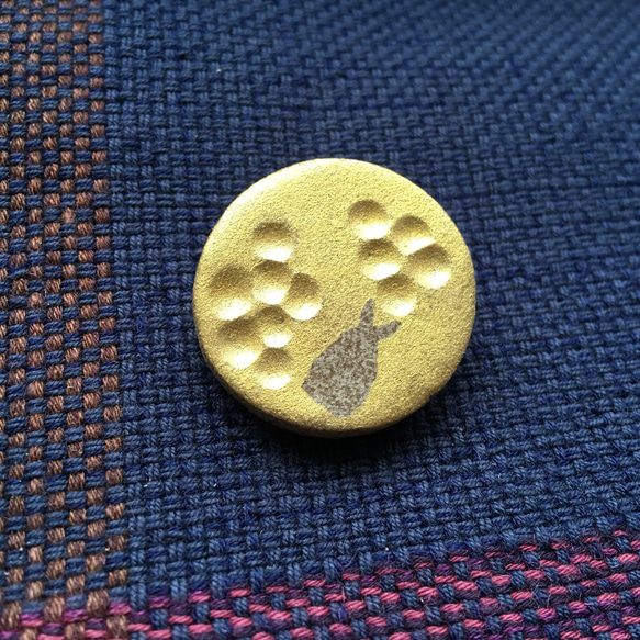 満月にウサギ ブローチ(陶器)  金色 1枚目の画像