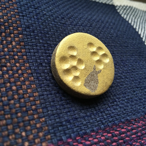満月にウサギ ブローチ(陶器)  金色 2枚目の画像