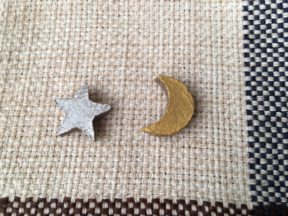 夜空の三日月と星 ピアス　陶器　金の月　銀の星 1枚目の画像