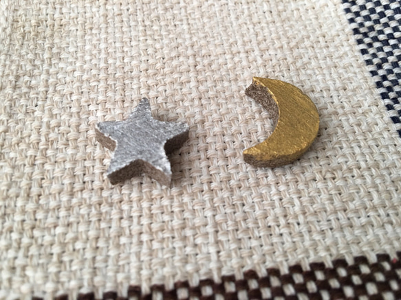 夜空の三日月と星 ピアス　陶器　金の月　銀の星 2枚目の画像