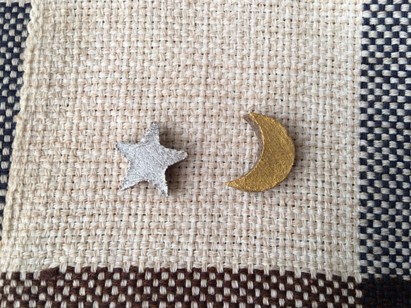 夜空の三日月と星 ピアス　陶器　金の月　銀の星 3枚目の画像
