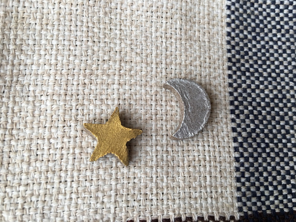 夜空の三日月と星 ピアス(イヤリング) 銀の月　金の星　陶器 3枚目の画像