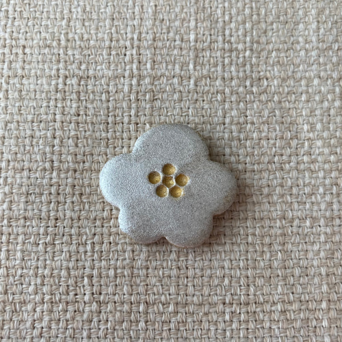 梅のお花 和菓子風ブローチ ぎん色 陶器 ブローチ LUMIKUKKA 通販 