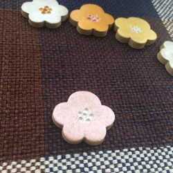 梅のお花　和菓子風ブローチ ぴんくパール 陶器 1枚目の画像