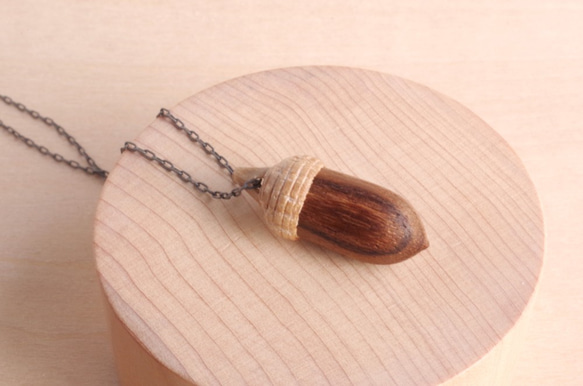 Wood Carving Acorn Pendant: Teak & Ashwood 第1張的照片