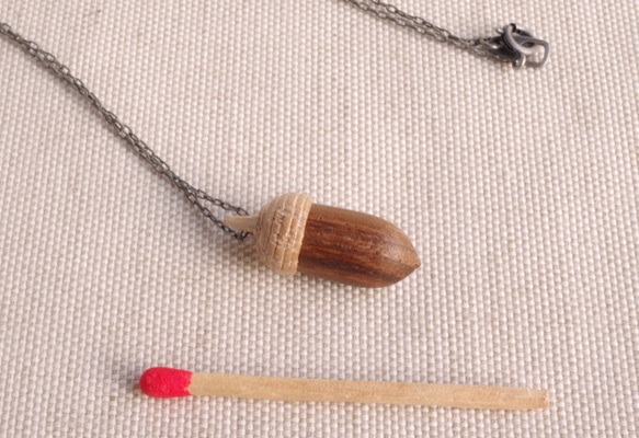 Wood Carving Acorn Pendant: Teak & Ashwood 第3張的照片