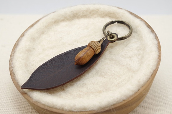 LK-4 Leather Leaf Keychain (dark brown) 第3張的照片