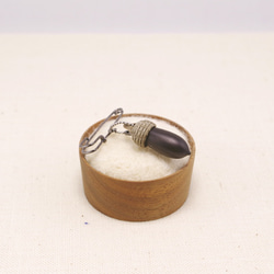 no.018 - Wood carving acorn brooch (B'-1) 第1張的照片