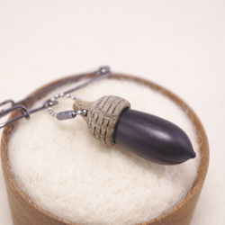 no.018 - Wood carving acorn brooch (B'-1) 第2張的照片