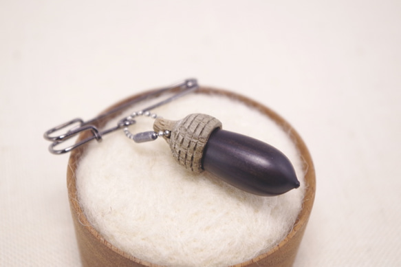 no.018 - Wood carving acorn brooch (B'-1) 第2張的照片