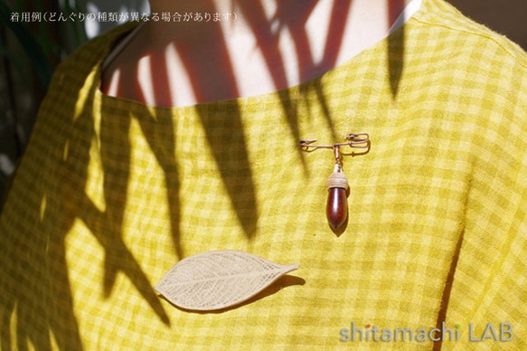 LBR-6 Wood Carving Leaf Brooch [Bass wood (oil finished) ] 第3張的照片