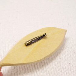 LBR-6 Wood Carving Leaf Brooch [Bass wood (oil finished) ] 第2張的照片