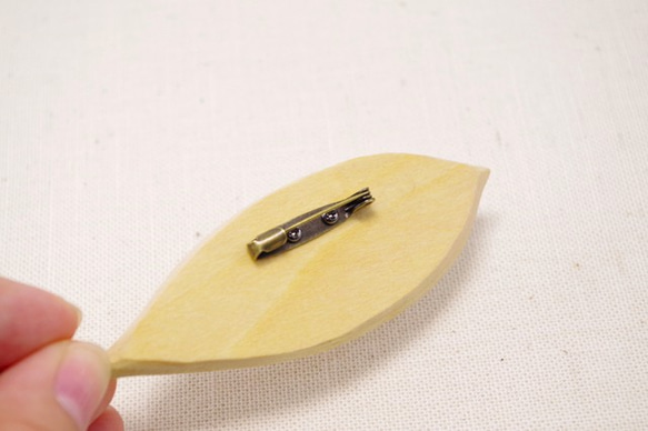 LBR-6 Wood Carving Leaf Brooch [Bass wood (oil finished) ] 第2張的照片