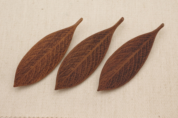 Wood Carving Leaf Brooch [Walnut] (LBR-5) 第2張的照片