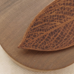 Wood Carving Leaf Brooch [Walnut] (LBR-5) 第3張的照片