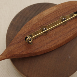 Wood Carving Leaf Brooch [Walnut] (LBR-5) 第4張的照片