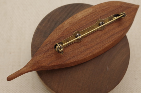 Wood Carving Leaf Brooch [Walnut] (LBR-5) 第4張的照片