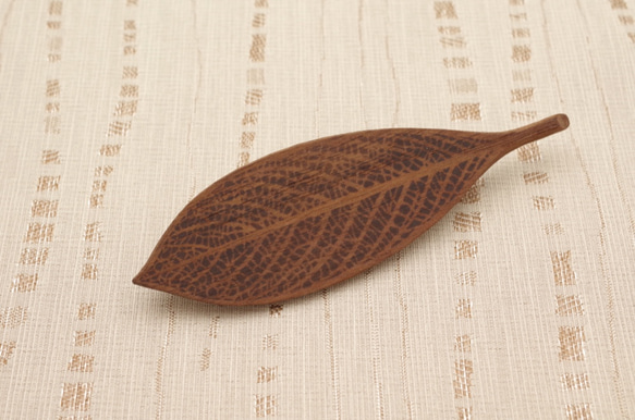 Wood Carving Leaf Brooch [Walnut] (LBR-5) 第5張的照片