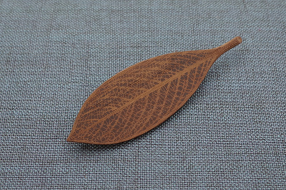 Wood Carving Leaf Brooch [Walnut] (LBR-5) 第6張的照片