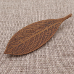 Wood Carving Leaf Brooch [Walnut] (LBR-5) 第7張的照片