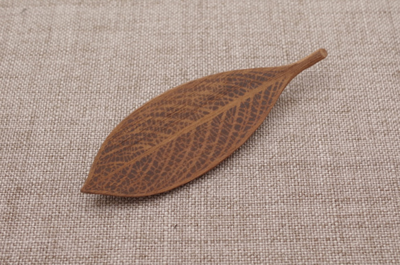 Wood Carving Leaf Brooch [Walnut] (LBR-5) 第7張的照片