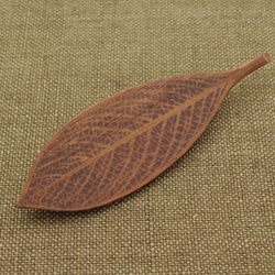 Wood Carving Leaf Brooch [Walnut] (LBR-5) 第8張的照片