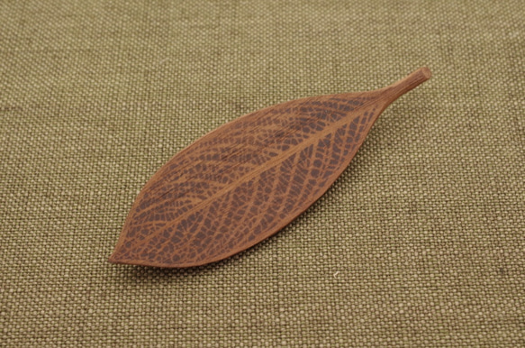 Wood Carving Leaf Brooch [Walnut] (LBR-5) 第8張的照片