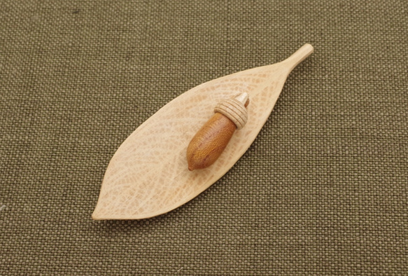 Wood Carving Leaf & Acorn Brooch [KEYAKI× Maple/ TOCHI] 第1張的照片