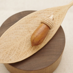 Wood Carving Leaf & Acorn Brooch [KEYAKI× Maple/ TOCHI] 第2張的照片