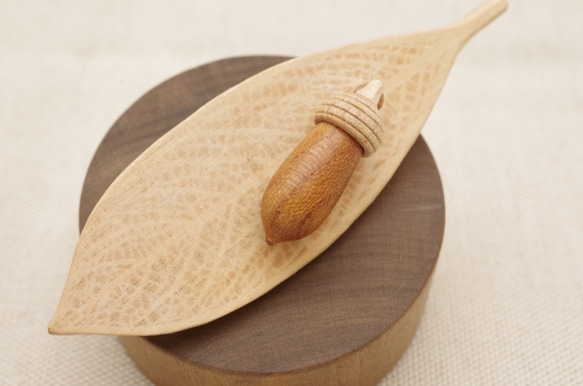 Wood Carving Leaf & Acorn Brooch [KEYAKI× Maple/ TOCHI] 第2張的照片