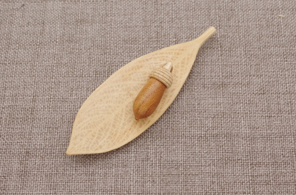 Wood Carving Leaf & Acorn Brooch [KEYAKI× Maple/ TOCHI] 第6張的照片