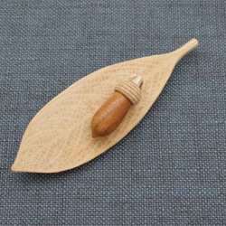 Wood Carving Leaf & Acorn Brooch [KEYAKI× Maple/ TOCHI] 第7張的照片