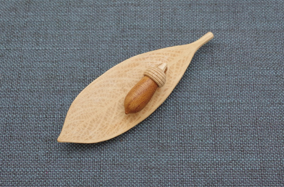 Wood Carving Leaf & Acorn Brooch [KEYAKI× Maple/ TOCHI] 第7張的照片