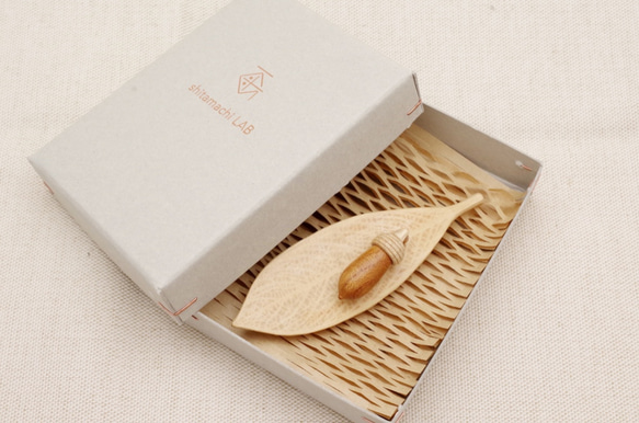 Wood Carving Leaf & Acorn Brooch [KEYAKI× Maple/ TOCHI] 第8張的照片