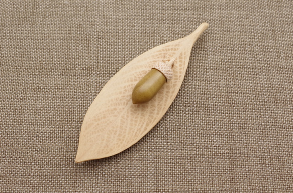 Wood Carving Leaf & Acorn Brooch [Magnolia × Maple/ TOCHI 第1張的照片