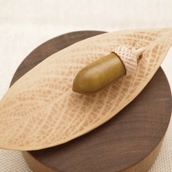 Wood Carving Leaf & Acorn Brooch [Magnolia × Maple/ TOCHI 第2張的照片