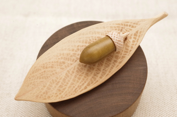 Wood Carving Leaf & Acorn Brooch [Magnolia × Maple/ TOCHI 第2張的照片