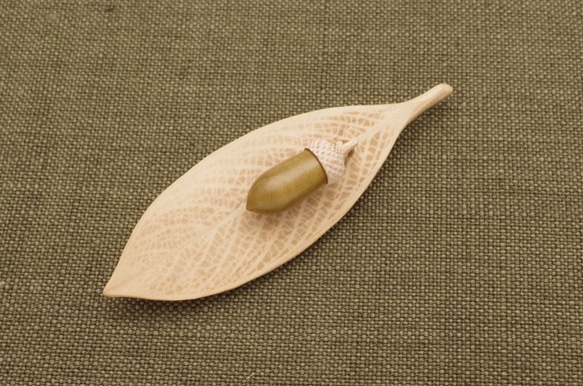 Wood Carving Leaf & Acorn Brooch [Magnolia × Maple/ TOCHI 第3張的照片