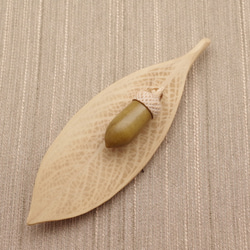 Wood Carving Leaf & Acorn Brooch [Magnolia × Maple/ TOCHI 第4張的照片