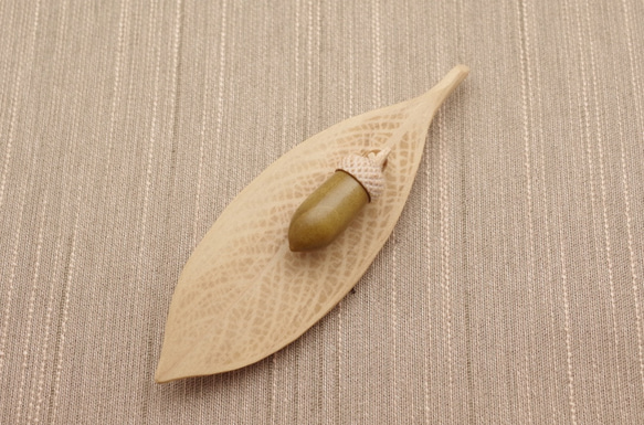 Wood Carving Leaf & Acorn Brooch [Magnolia × Maple/ TOCHI 第4張的照片