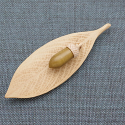 Wood Carving Leaf & Acorn Brooch [Magnolia × Maple/ TOCHI 第5張的照片