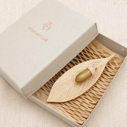 Wood Carving Leaf & Acorn Brooch [Magnolia × Maple/ TOCHI 第8張的照片