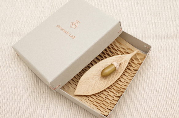 Wood Carving Leaf & Acorn Brooch [Magnolia × Maple/ TOCHI 第8張的照片