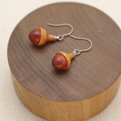 PEA-2 TINY Wooden Acorn Earring  [Padouk & Cherry wood] 第3張的照片