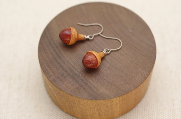 PEA-2 TINY Wooden Acorn Earring  [Padouk & Cherry wood] 第3張的照片