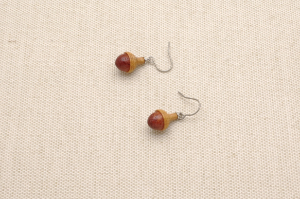 PEA-2 TINY Wooden Acorn Earring  [Padouk & Cherry wood] 第7張的照片